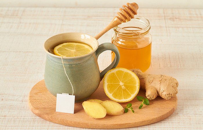 Uống nước mật ong chanh sẽ giúp giảm cảm giác thèm thuốc lá